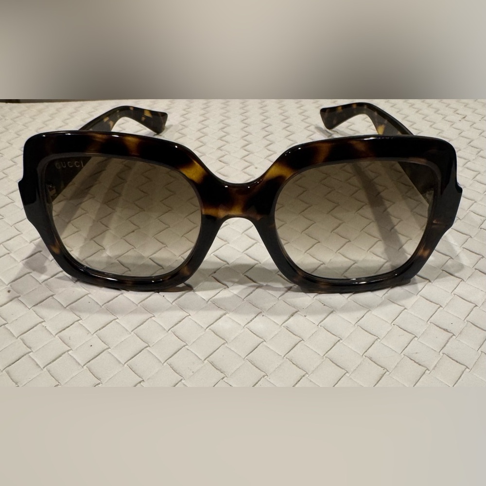 Gucci Elegant Black Sunglasses - Picture 2 of 3